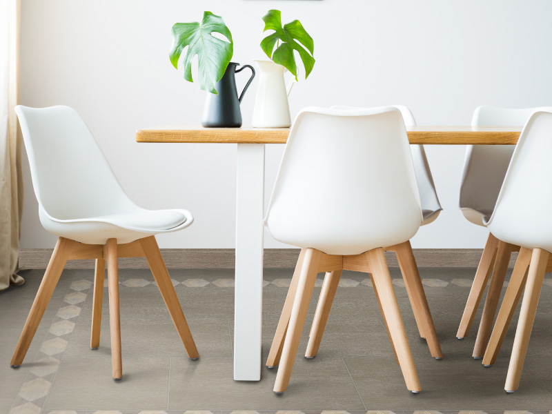 Comedor blanco con piso en tono cálido