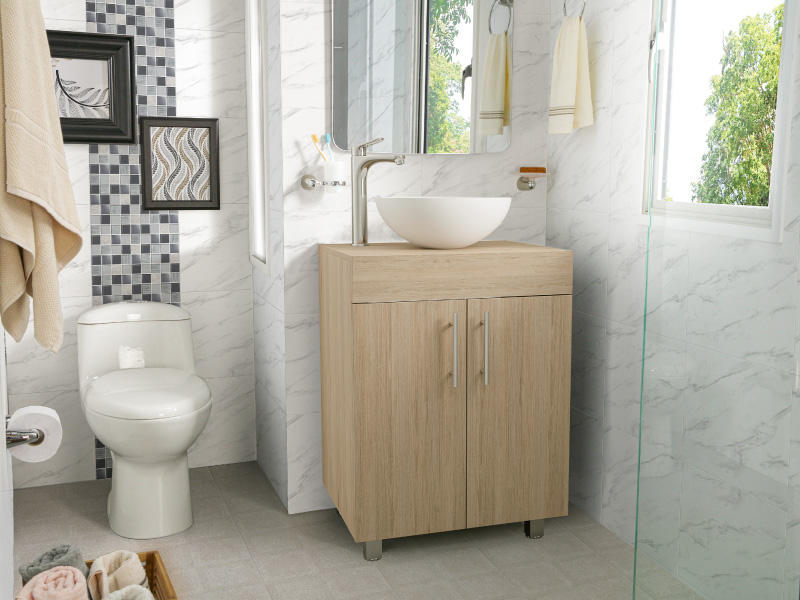 Baño pequeño en tonos claros
