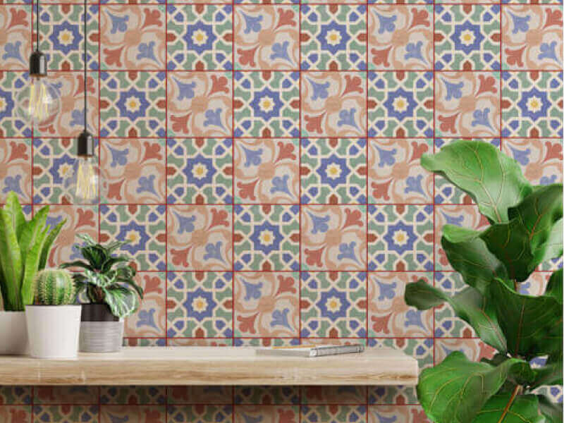 Sala con pared de inspiración toscana y junta roja