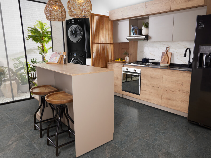 Cocina moderna en tonos oscuros