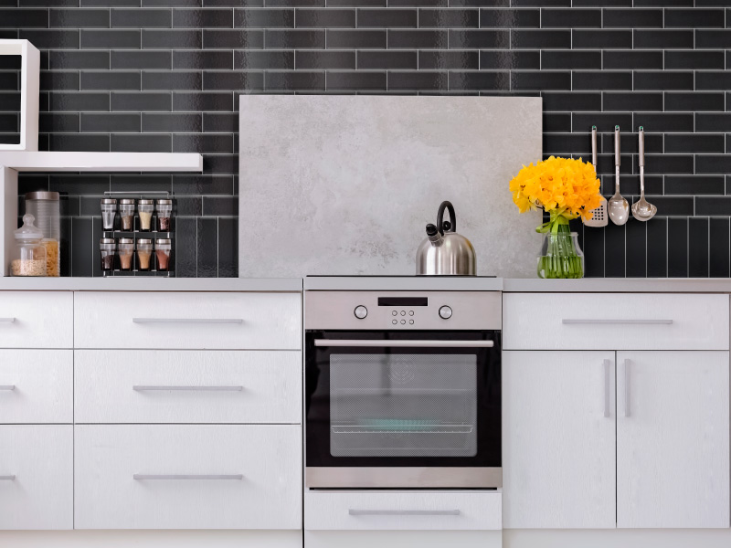 Cocina gris con Bricks negros en la pared