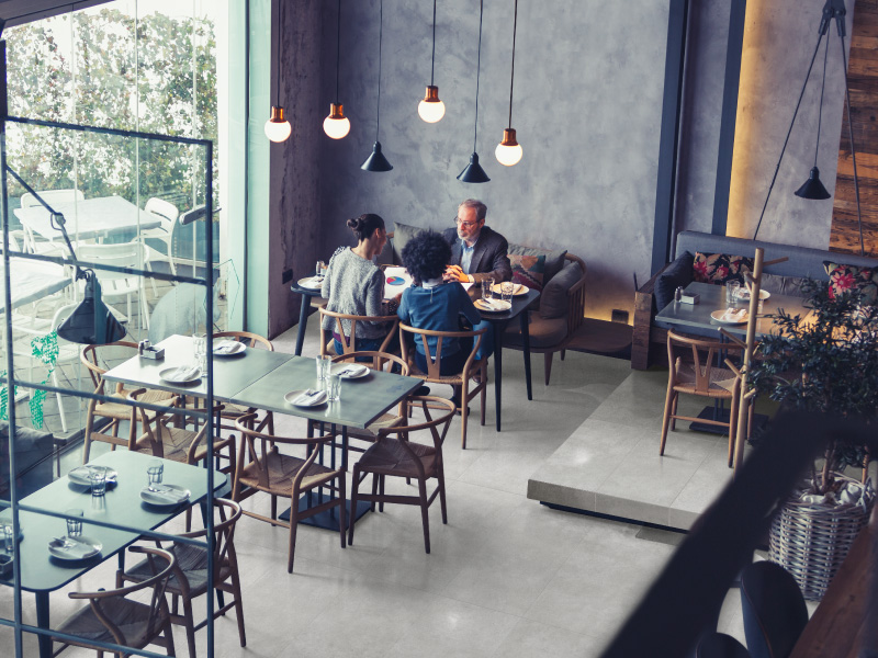 Restaurante de tendencia urbana con revestimientos cementicios