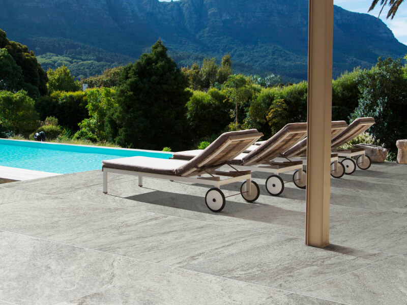 Piscina con zona de descanso