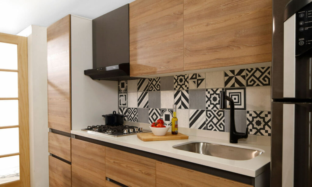 Ambiente cocina Corona con salpicadero de diseño geométrico