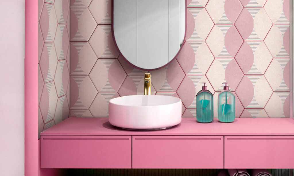 Ambiente Corona baño con piso pared hexágono Marden Rosacu, lavamanos Toscano y grifería Cascade Sahara alta