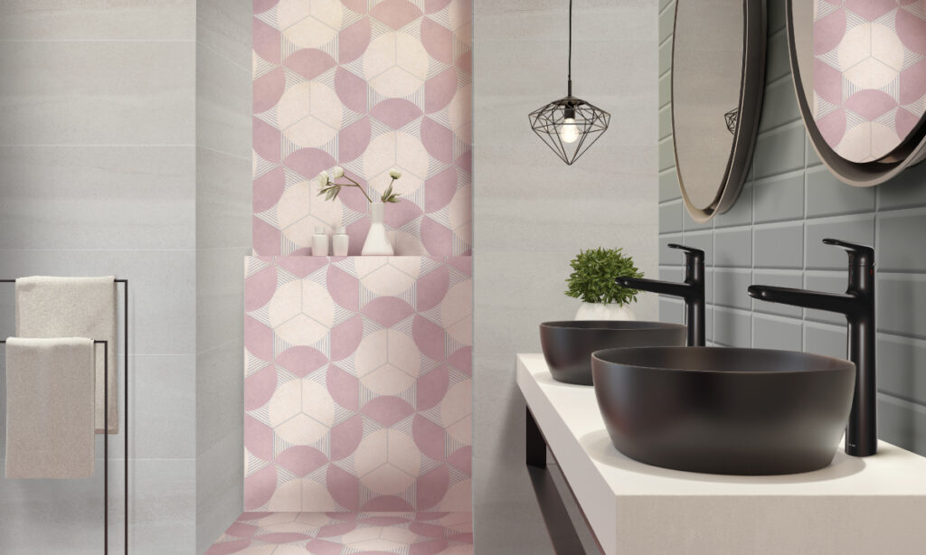 Ambiente Corona baño con piso pared hexágono Marden Rosacu, grifería lavamanos Liquid monocontrol alta mate black, brick gris claro y pared Harlem gris