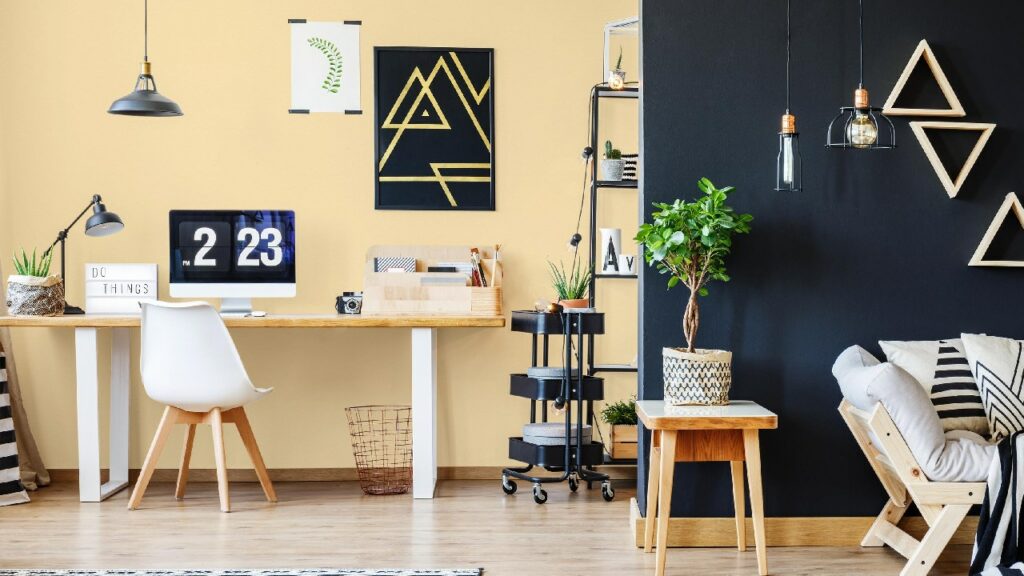 Ambiente estudio con pared amarilla