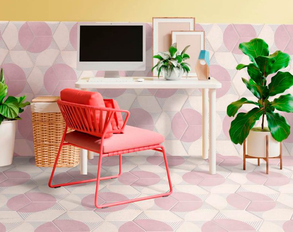 Ambiente estudio Corona con decorado hexagonal Marden rosa combinado en piso y pared con pared amarilla pintada a medio muro.