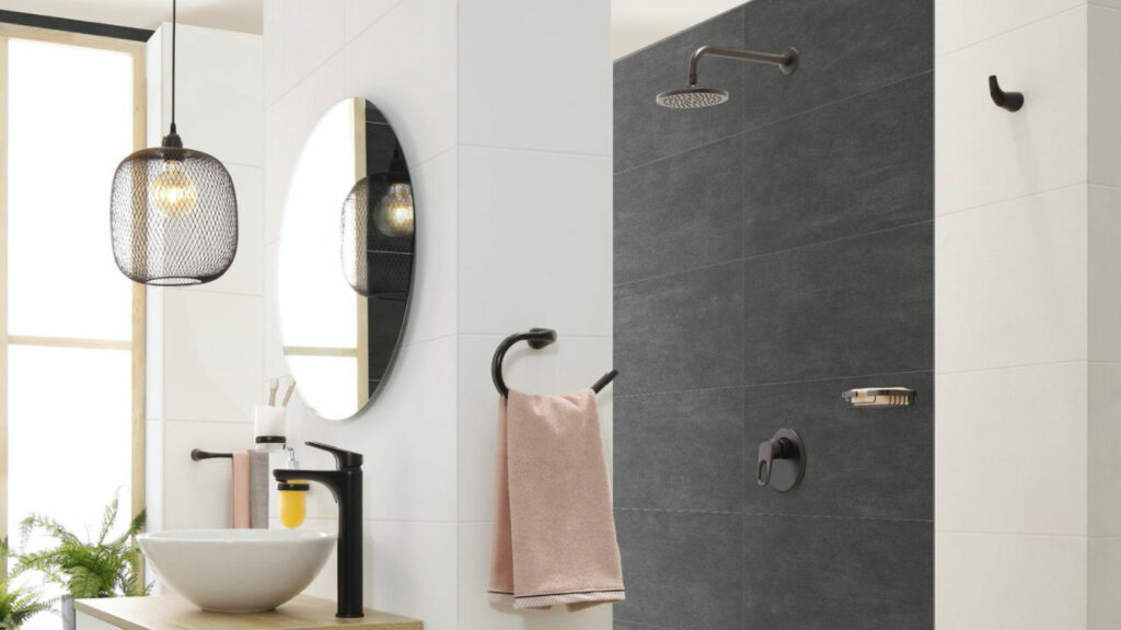 Ambiente Corona con grifería y accesorios Koral Mate Black