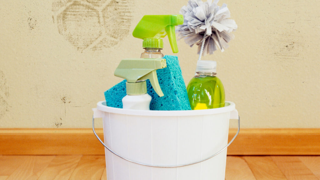 3. Prepara una solución con jabón y agua