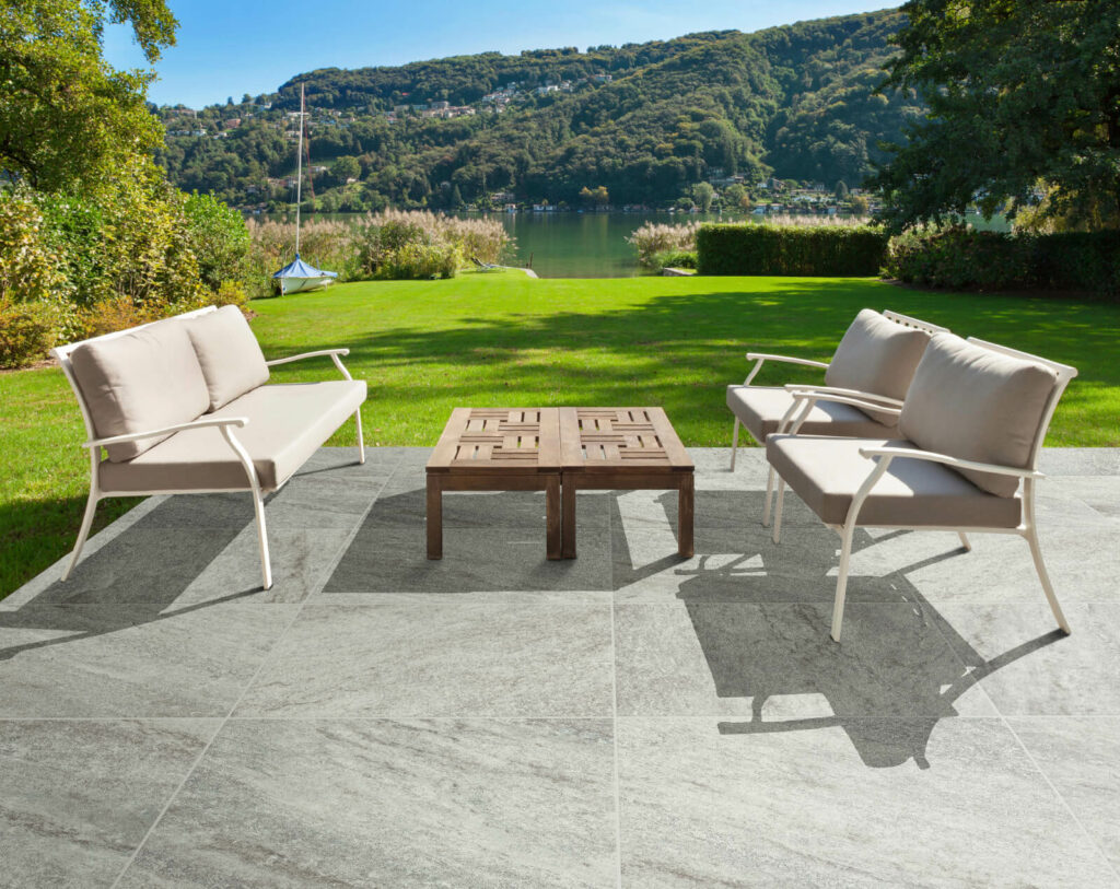 Terraza con piso en tonos grises y vetas tipo piedra