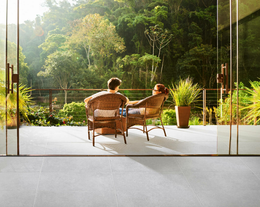 Zona social y terraza con vista a la naturaleza