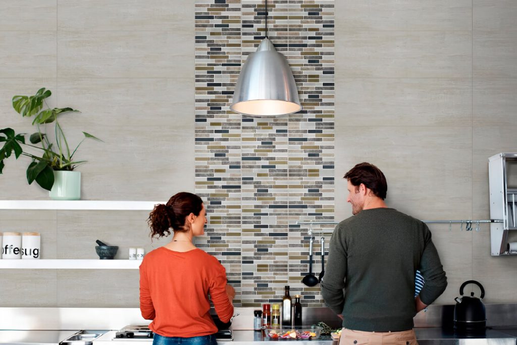 Cocina Corona con Mosaico vertical Gran Cañon instalado en pared