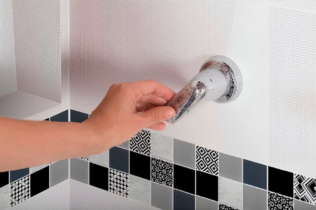 Detalle pared ducha baño con Mosaico Crayon Negro