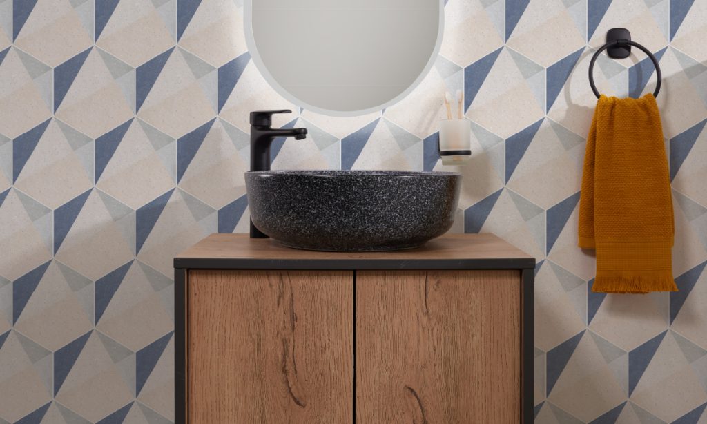 Ambiente baño Corona con lavamanos Onix, grifería Koral alta mate black y hegáxono Marden azul en pared