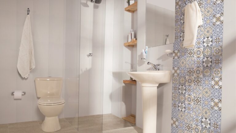 Baño con base decorada con diseños de flores Corona