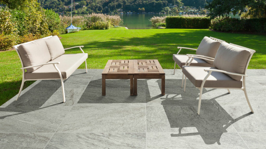 Ambiente Corona con piso Porcelanato Quarx gris