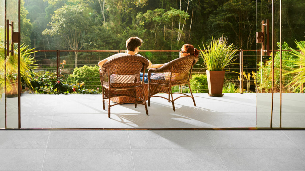 Ambiente Corona con piso Porcelanato West ARD gris claro