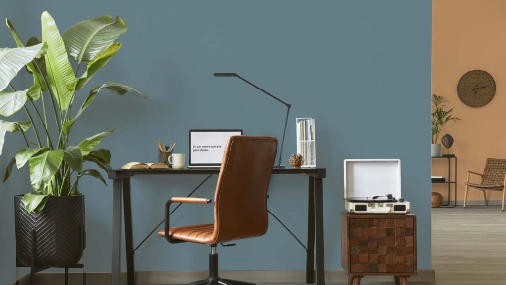 Estudio moderno con color azul