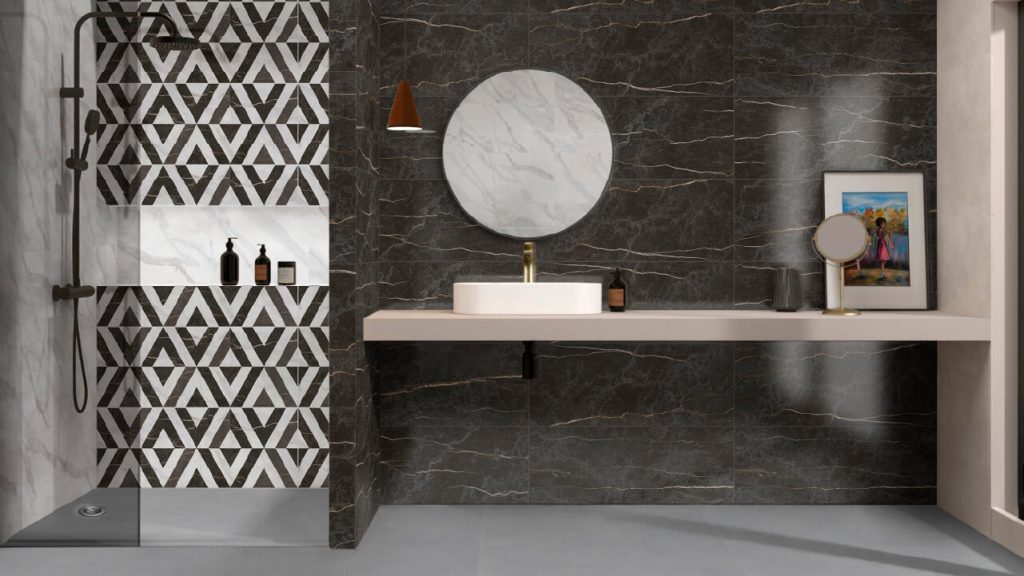 Ambiente baño Corona con pared Poseidon Gris, base decorada Olimpo.