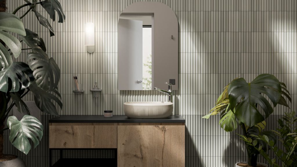 Ambiente baño Corona en tonos tierra con paredes verdes en relieve personalizadas.