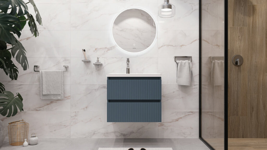 Ambiente baño Corona con Pared Apolo Blanco 30X90cm, piso Porcelanato West IN/OUT Gris 31.2×61.3cm y piso Porcelanato Timber café 23.8X119.2cm
