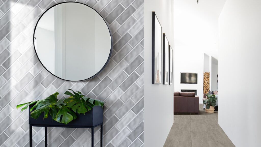 Corredor con decoración de bricks Corona  en paredes