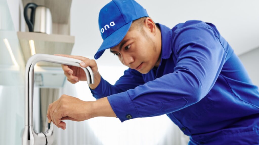 Maestro certificado Corona realizando la instalación de grifería Grival