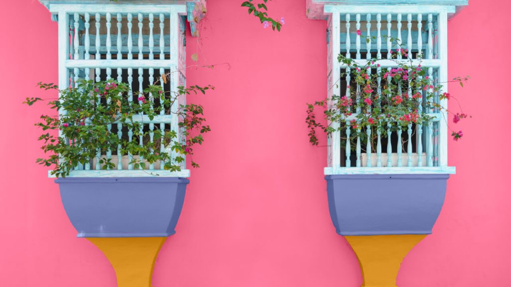 Ambiente Corona fachada casa colonial con pintura Corona tono Bright Bouganvillea 1D1-7