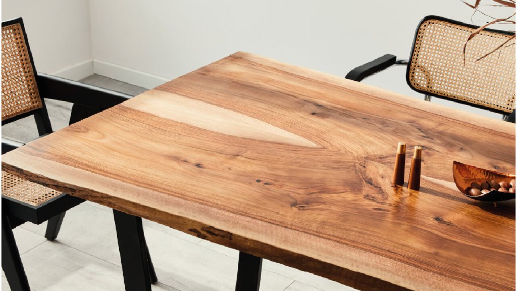 Mesa de comedor restaurada con barniz Aquavar interior brillante
