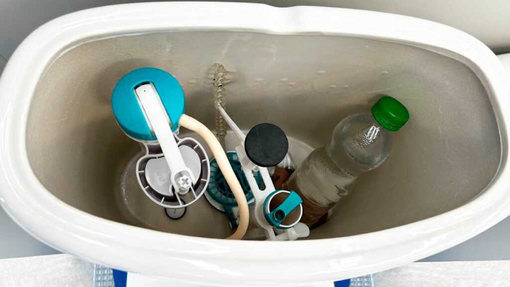 1. Meter una botella en el tanque del sanitario para ahorrar agua