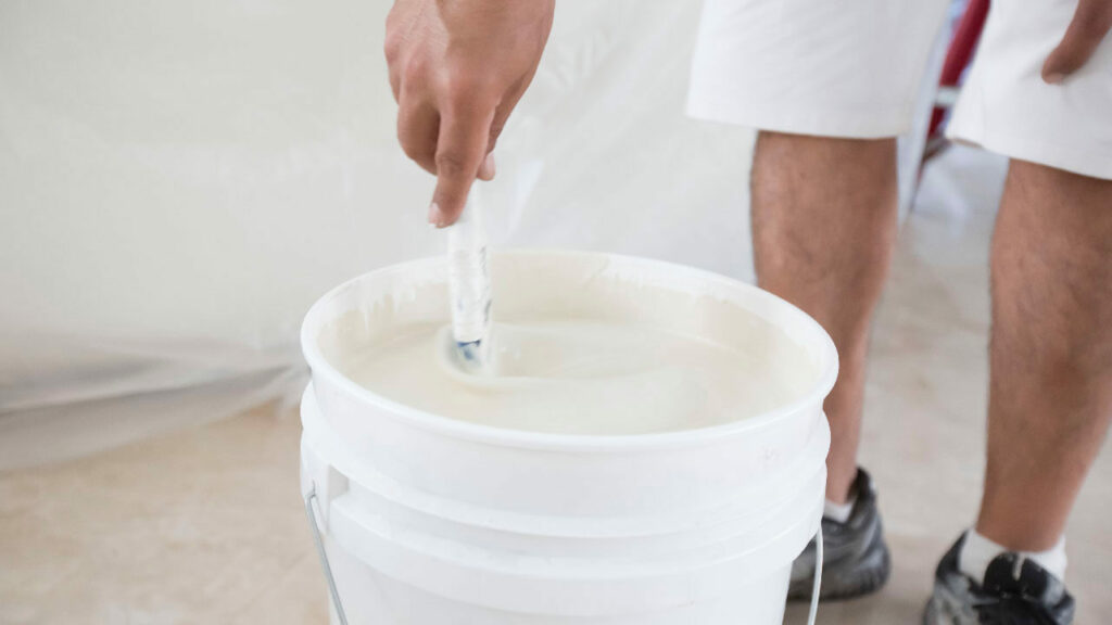 2. Mezclar agua con pintura para «rendirla»
