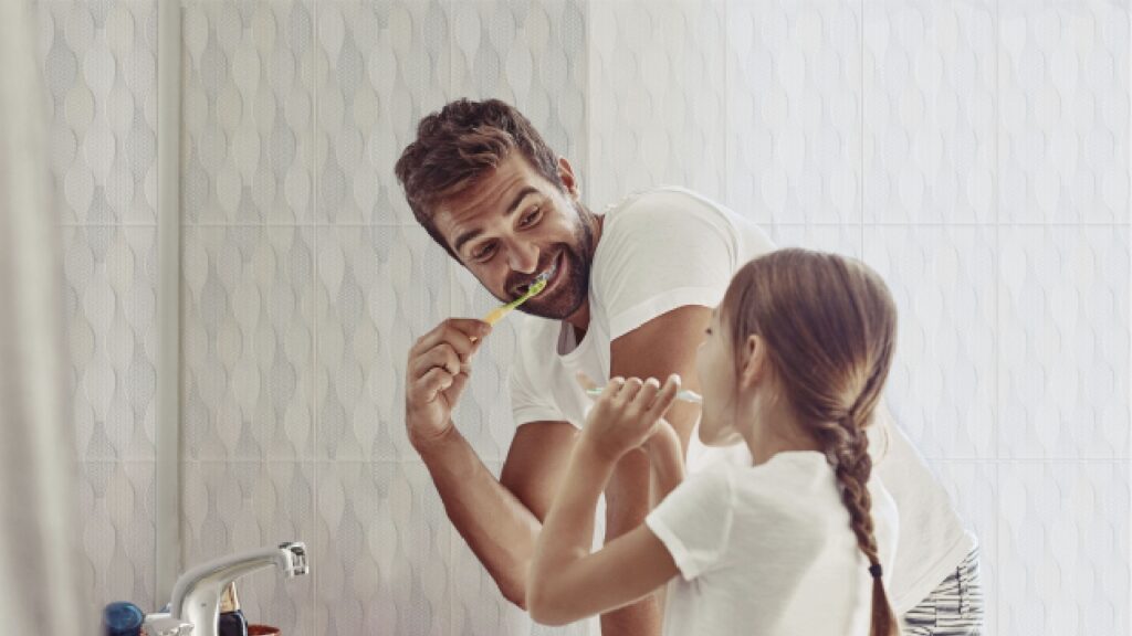 Familia en ambiente baño Corona con tecnologías ahorradoras de agua