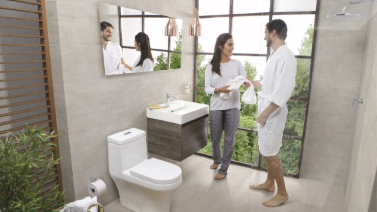 Familia en ambiente Corona con sanitario, ducha y grifería ahorradora