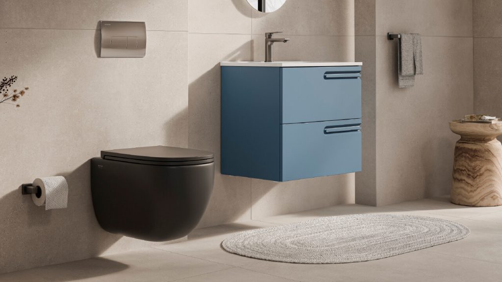Ambiente baño Corona con mueble Loto Arena 60cm y sanitario azul con lavamanos.