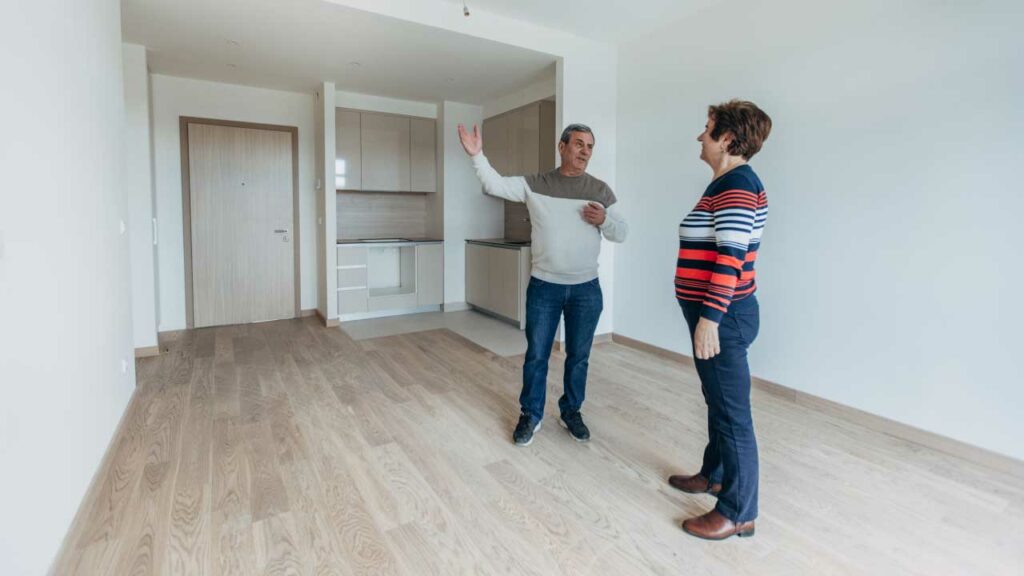 Señora cotizando vivienda