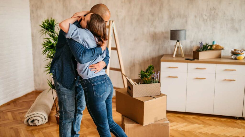 Pareja celebrando la adquisición de su vivienda