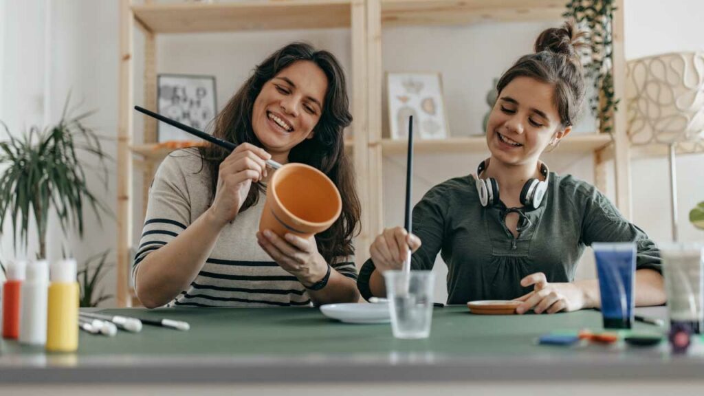 Amigas pintando cerámica en ambiente Corona