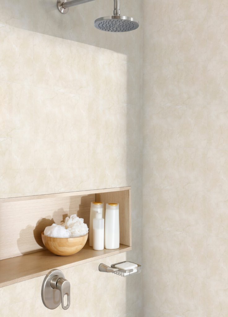 Ambiente baño Corona con pared Maria Marfil