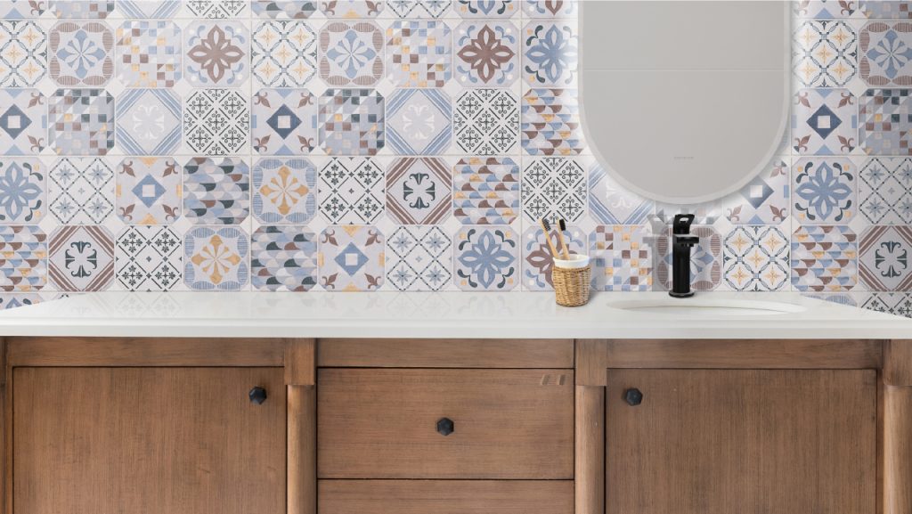 Ambiente baño Corona con baldosa Atreides 30×60 cm en paredes.