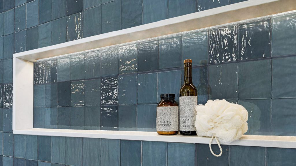 Ambiente baño Corona con pared Colore Azul.