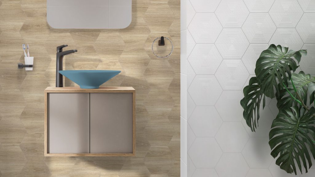 Ambiente baño Corona con pared Hexágono Sándalo Natural.