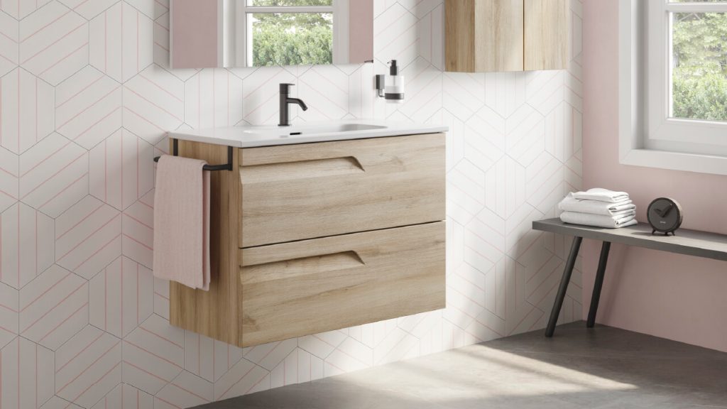 Ambiente baño Corona con pared Hexágono Sándalo Natural.