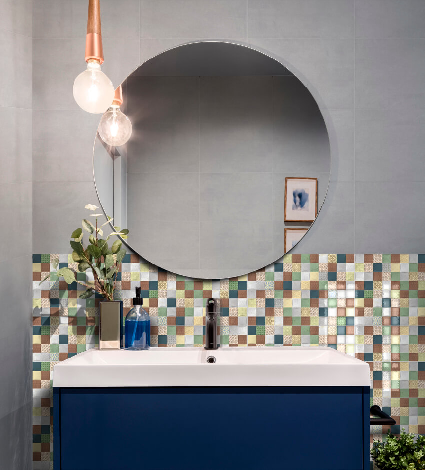 Baño Corona con listón Meseta multicolor instalado a medio muro