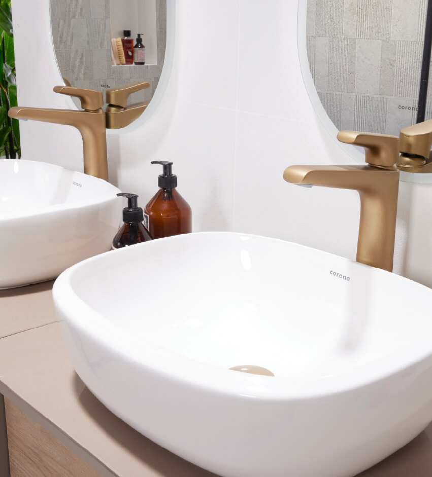Baño Corona con lavamanos Vessel y grifería dorada Cascade alta Sahara
