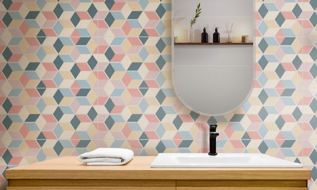 Ambiente Baño Corona con decorado Tucana multicolor.