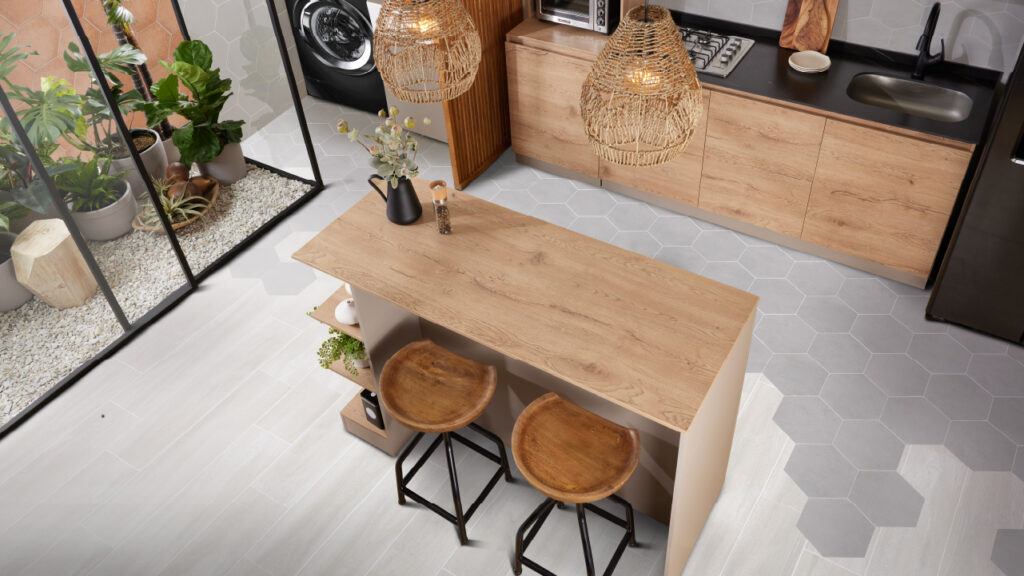 Ambiente Corona con barra Bilbao y piso hexágono cemento gris