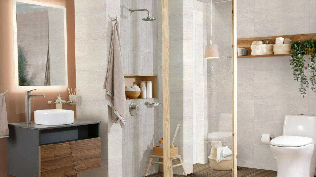 Ambiente baño Corona con grifería Koral, piso PORCELANATO® Belfort Caramelo, lavamanos Toscano,pared plana y estructurada Burgos Marfil.
