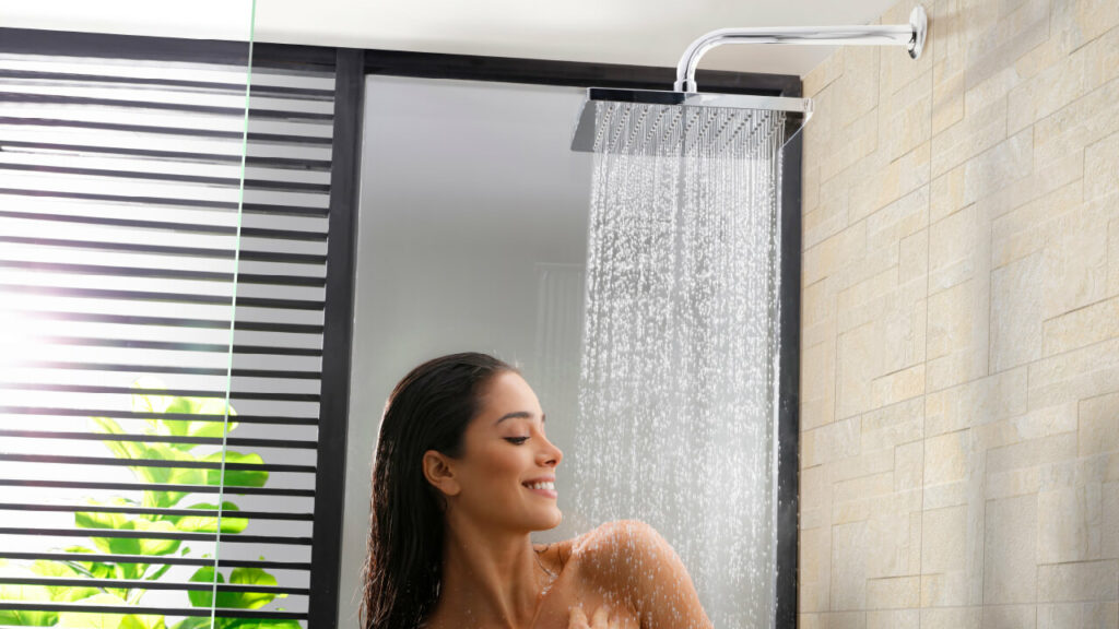 Baño Corona con regadera de brazo Draa