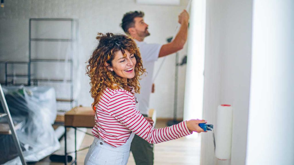 Pareja remodelando su apartamento con productos Corona